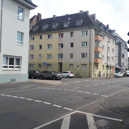 Zu sehen ist die Ostseite der Einmündung zur Xantener Straße in