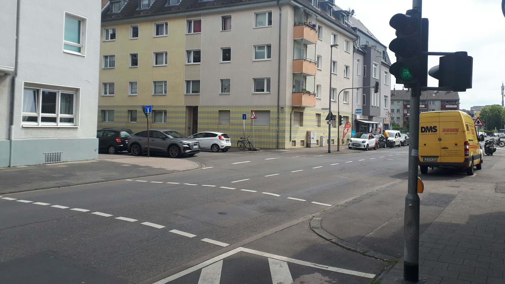 Zu sehen ist die Ostseite der Einmündung zur Xantener Straße in