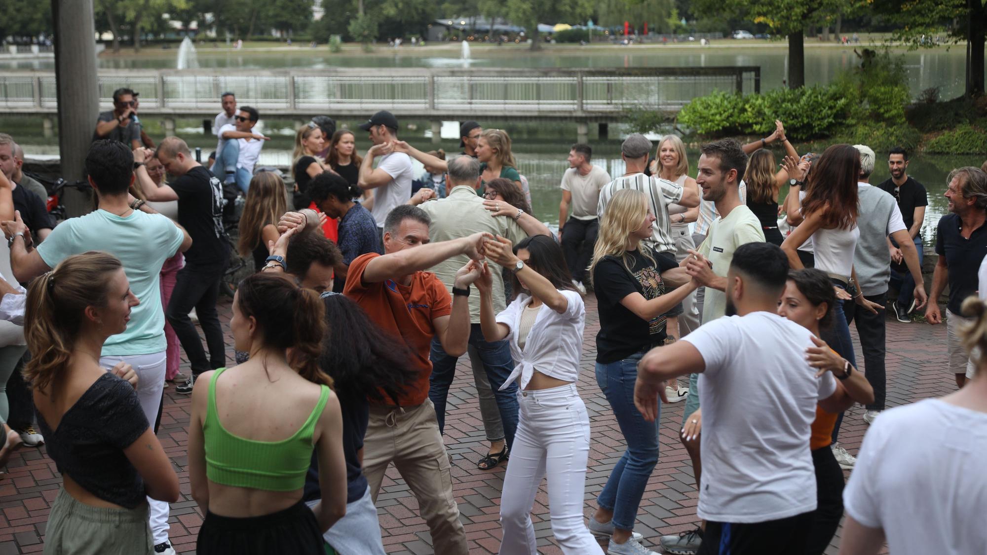 Salsa-Tänzer am Museum für Ostasiatische Kunst. Vor allem in den Sommermonate treffen sich circa 150 Menschen unter der Woche.