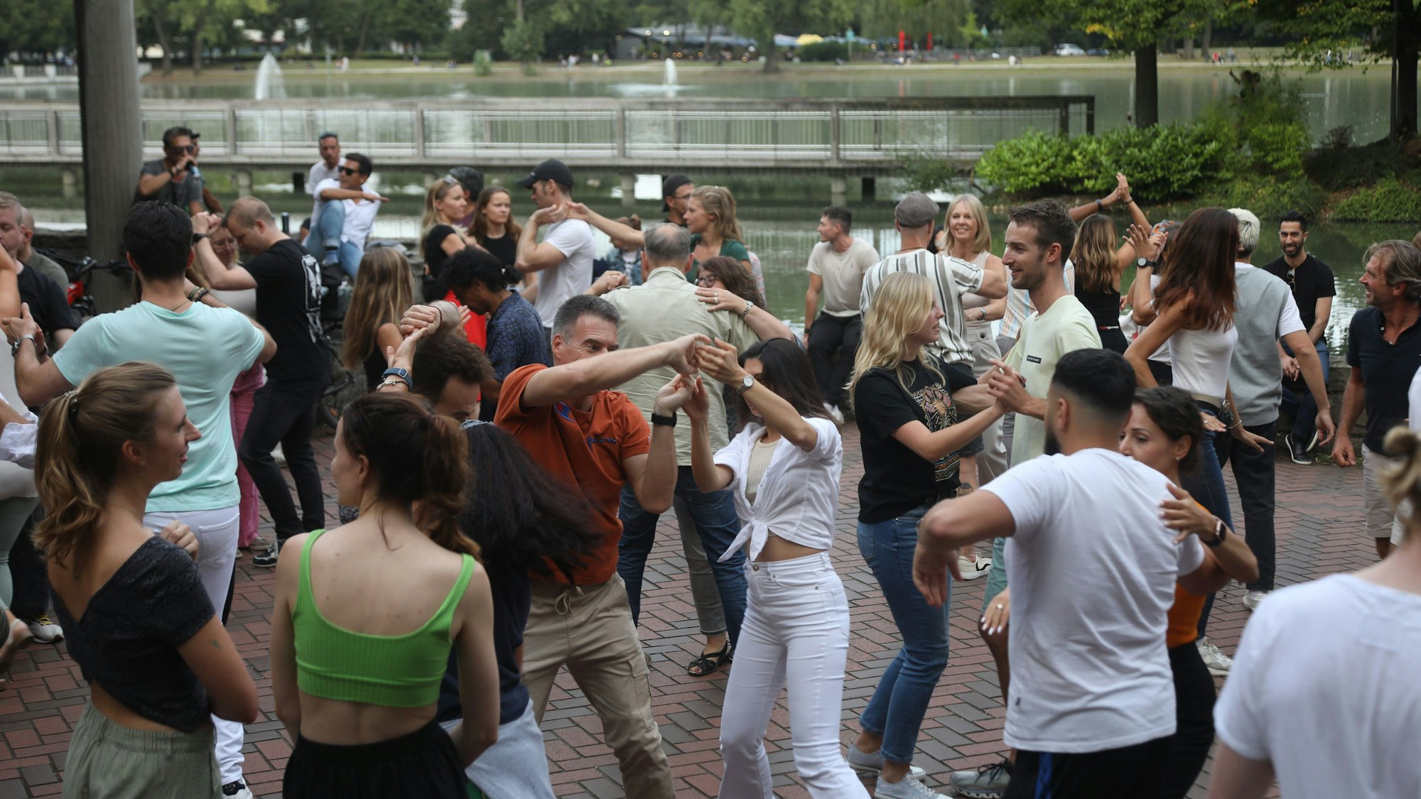 Salsa-Tänzer am Museum für Ostasiatische Kunst. Vor allem in den Sommermonate treffen sich circa 150 Menschen unter der Woche.