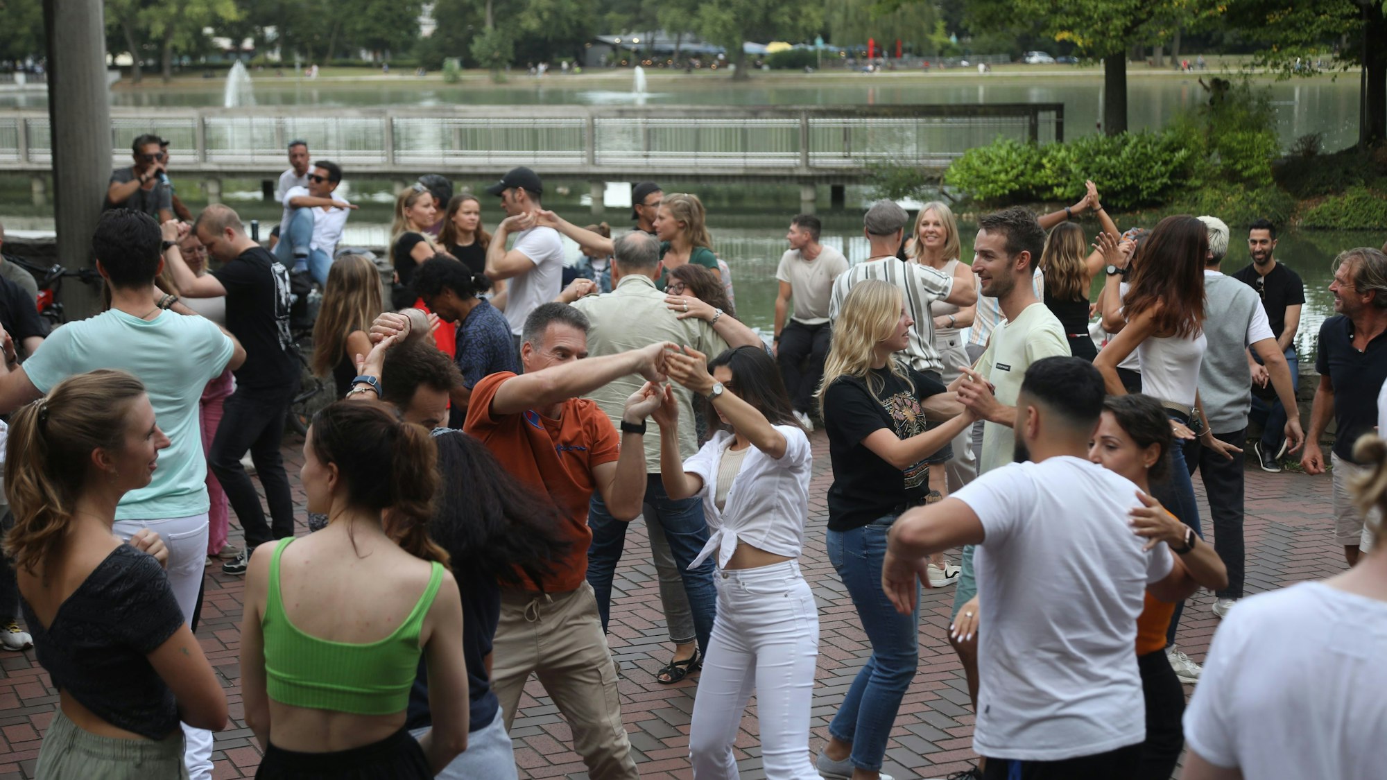 26.08.2024, Köln: Das Museum für Ostasiatische Kunst stört sich wohl plötzlich an den seit Jahren schon stattfindenden Open-Air-Salsa-Tanzpartys vor dem Museum, die große Tanzszene fürchtet nun das Aus. Foto: Arton Krasniqi