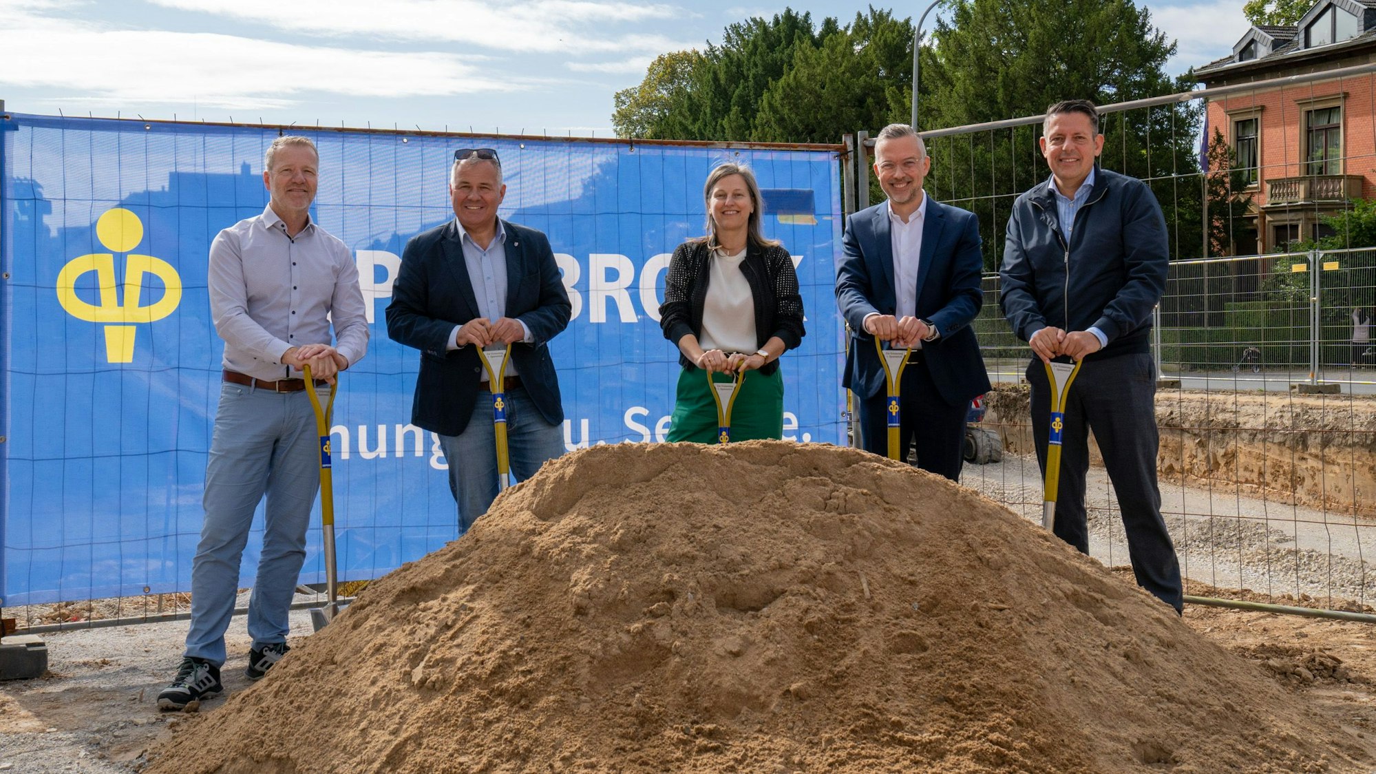 Stephan Bergmann (Amtsleiter Zentrales Gebäudemanagement), Bürgermeister Frank Steffes, Mirjam Bosse (Fachbereichsleiterin Bauen und Wohnen), Jörn Depenbrock (Depenbrock Partnering GmbH & Co. KG), Rodolfo Nogales (Grimbacher Nogales Architekten GmbH) beim Spatenstich.