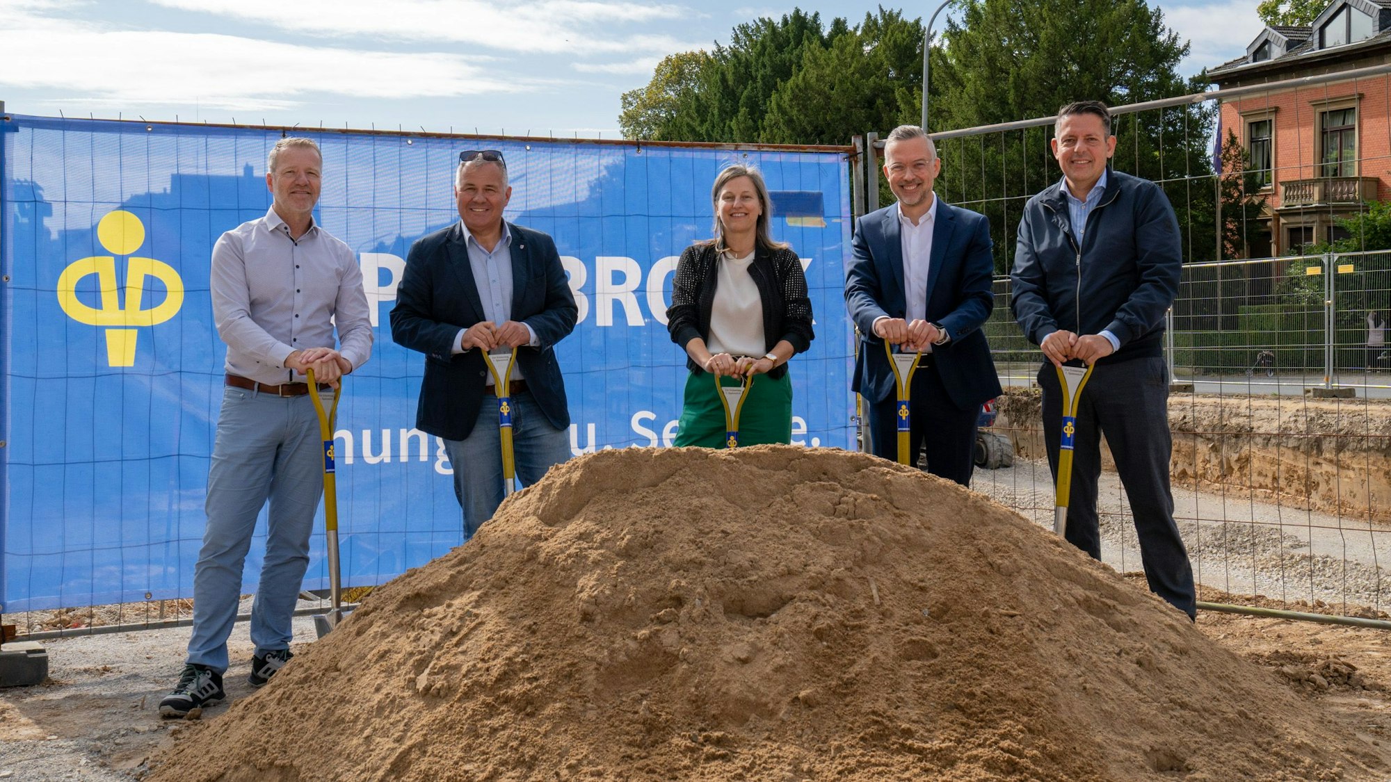 Stephan Bergmann (Amtsleiter Zentrales Gebäudemanagement), Bürgermeister Frank Steffes, Mirjam Bosse (Fachbereichsleiterin Bauen und Wohnen), Jörn Depenbrock (Depenbrock Partnering GmbH & Co. KG), Rodolfo Nogales (Grimbacher Nogales Architekten GmbH) beim Spatenstich.