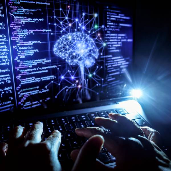 Eine Person arbeitet am Rechner, auf dessen Bildschirm ein durch Künstliche Intelligenz generiertes Illustrationsbild mit Code verschiedener Programmiersprachen und einem neuronalen Netzwerk-Diagramm zu sehen ist.