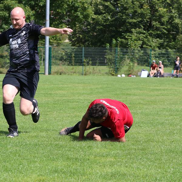 Das Bild zeigt Ingo Pfennings als Spieler der SpVg Nöthen-Pesch-Harzheim III und einen Akteur der TuS Mechernich, der auf dem Boden liegt.