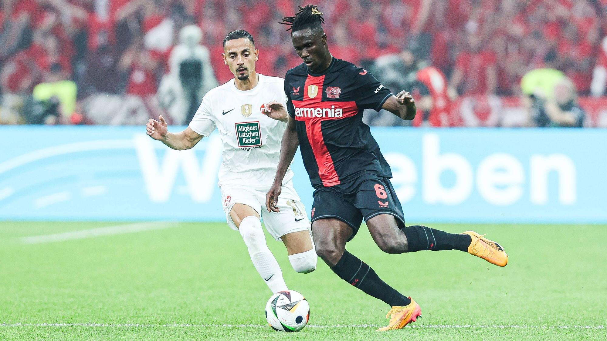 Fussball, DFB Pokal Saison 2023/24 Finale 1.FC Kaiserslautern - Bayer 04 Leverkusen 25.05.2024, Olympiastadion Berlin Kenny Prince Redondo 1.FC Kaiserslautern, 11 Odilon Kossounou Bayer 04 Leverkusen, 6 Berlin Olympiastadion Berlin Berlin Deutschland *** Sport, Football, DFB Pokal Season 2023 24 Final 1 FC Kaiserslautern Bayer 04 Leverkusen 25 05 2024, Olympiastadion Berlin Kenny Prince Redondo 1 FC Kaiserslautern, 11 Odilon Kossounou Bayer 04 Leverkusen, 6 Berlin Olympiastadion Berlin Berlin Germany