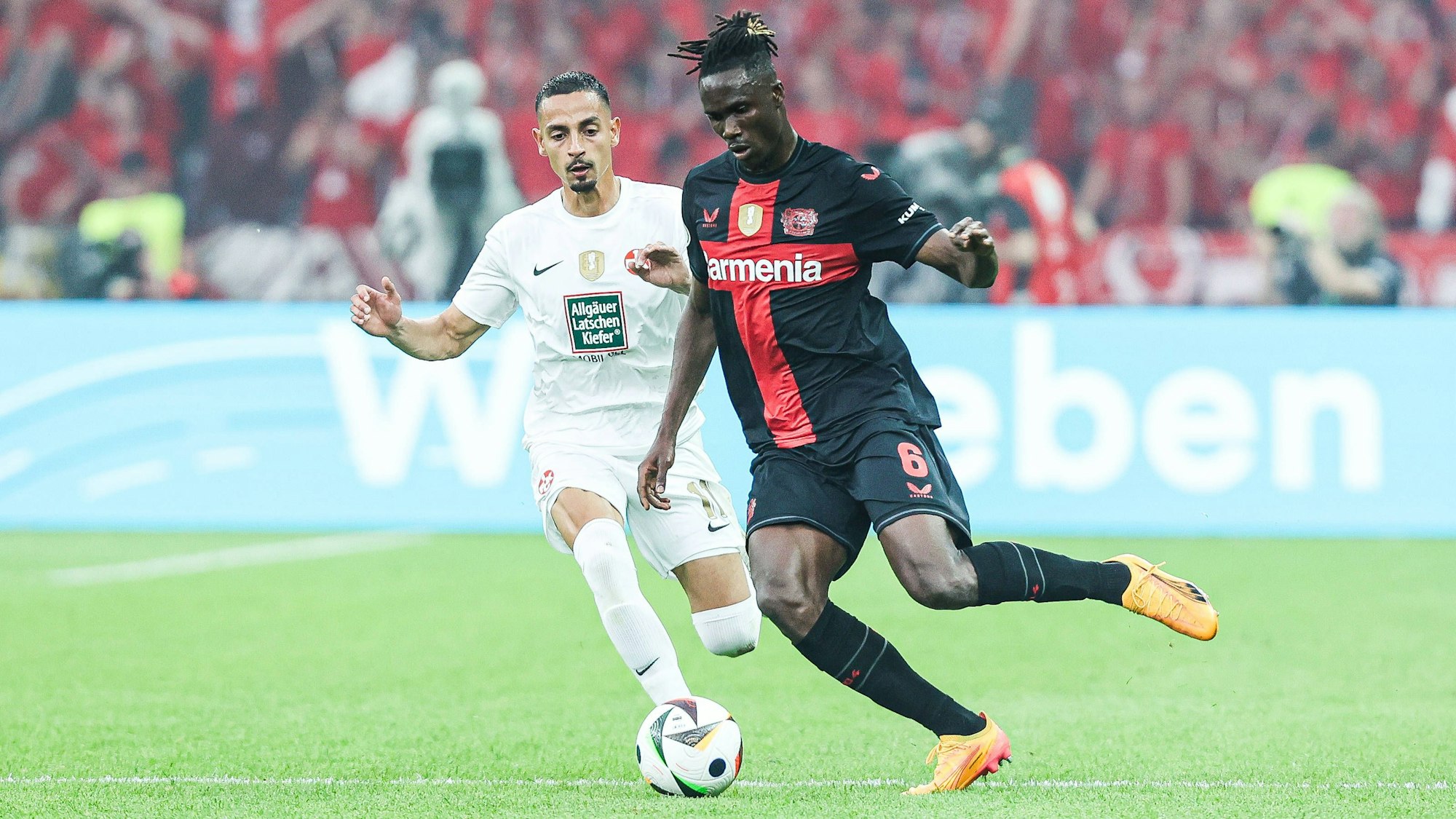 Fussball, DFB Pokal Saison 2023/24 Finale 1.FC Kaiserslautern - Bayer 04 Leverkusen 25.05.2024, Olympiastadion Berlin Kenny Prince Redondo 1.FC Kaiserslautern, 11 Odilon Kossounou Bayer 04 Leverkusen, 6 Berlin Olympiastadion Berlin Berlin Deutschland *** Sport, Football, DFB Pokal Season 2023 24 Final 1 FC Kaiserslautern Bayer 04 Leverkusen 25 05 2024, Olympiastadion Berlin Kenny Prince Redondo 1 FC Kaiserslautern, 11 Odilon Kossounou Bayer 04 Leverkusen, 6 Berlin Olympiastadion Berlin Berlin Germany