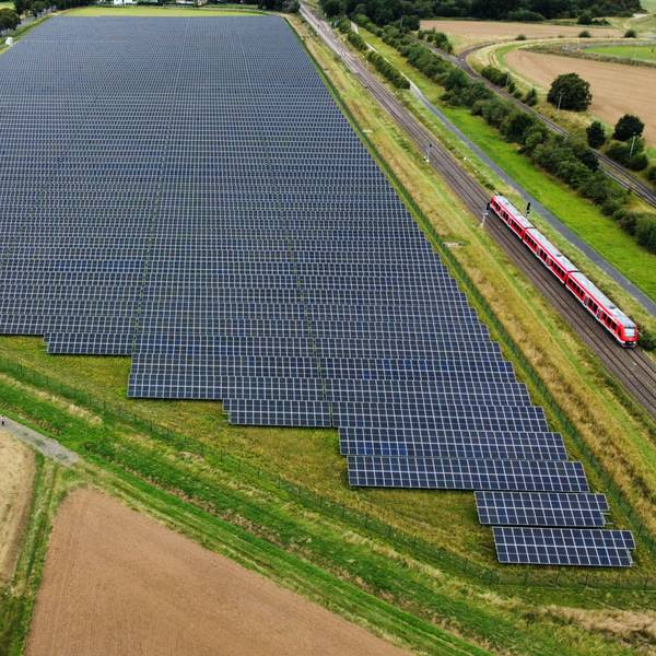 Ein Luftbild zeigt den Solarpark.