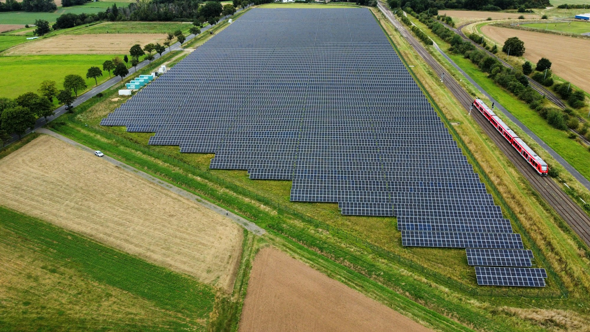 Ein Luftbild zeigt den Solarpark.