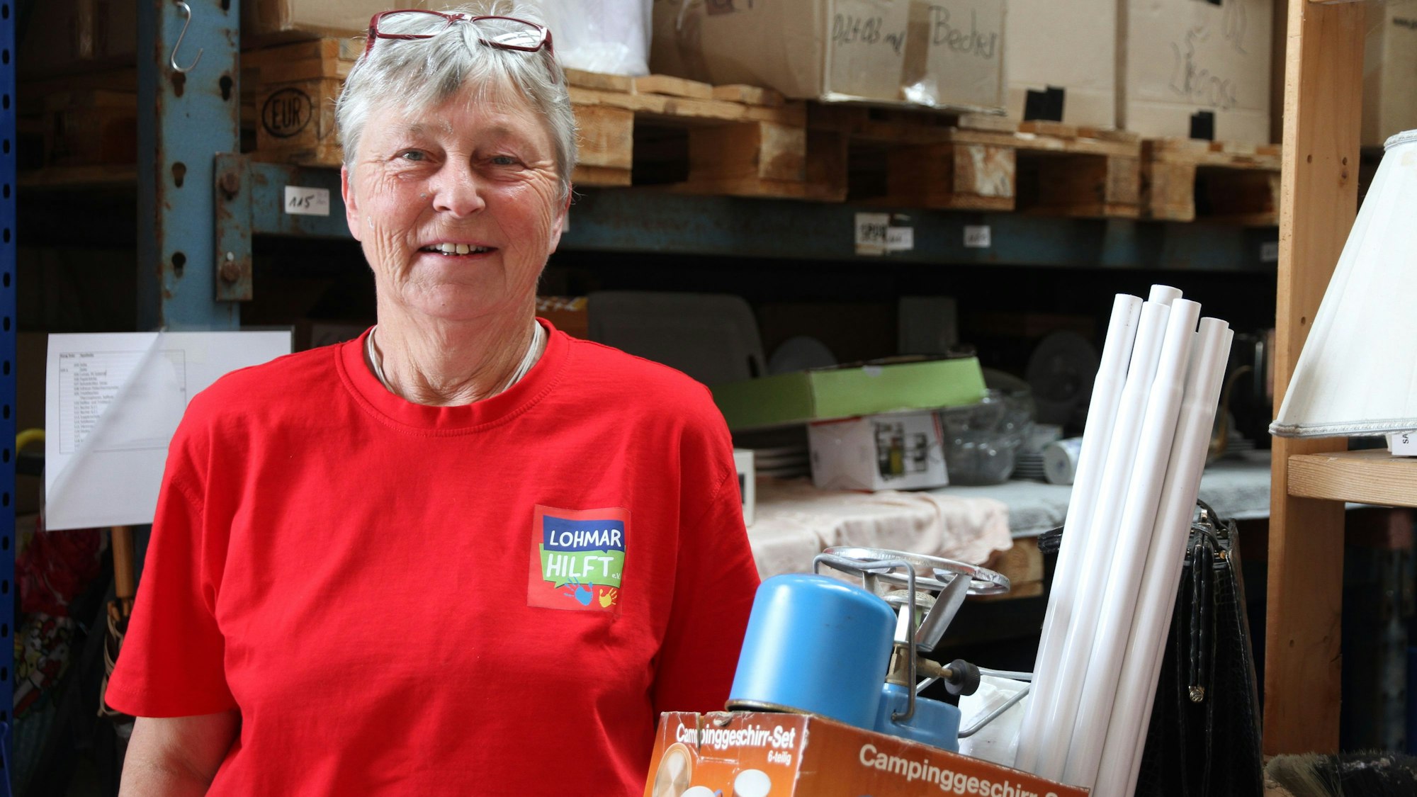 Manu Gardeweg von „Lohmar hilft“ versorgte Sönmez mit Zelt und Campingausstattung.