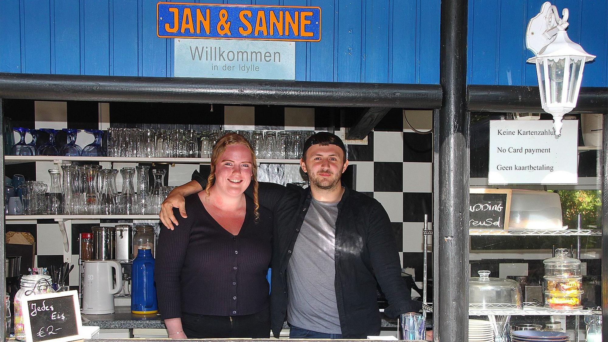 Jan van den Akker und Sanne Hesseling stehen hinter der Theke des Büdchens.