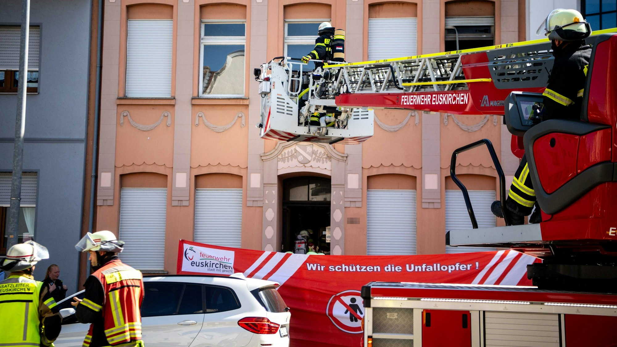 Das Bild zeigt die Feuerwehr im Einsatz. Zu sehen ist unter anderem die Drehleiter der Euskirchener Feuerwehr.