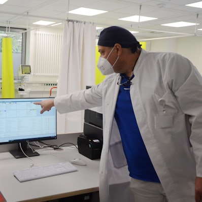 Chefarzt Dr. Marcus Münch ist auf einem Foto von 2021 zu sehen: Vor der Inbetriebnahme hat er die neue Notaufnahme im Kreiskrankenhaus Mechernich vorgestellt.