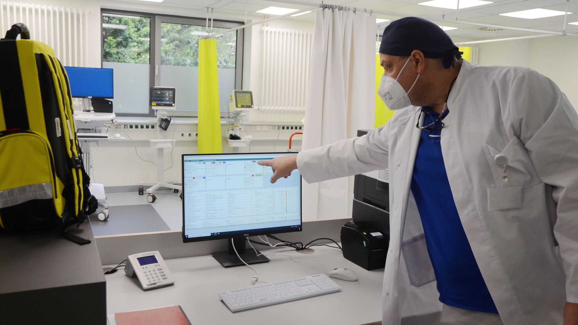 Chefarzt Dr. Marcus Münch ist auf einem Foto von 2021 zu sehen: Vor der Inbetriebnahme hat er die neue Notaufnahme im Kreiskrankenhaus Mechernich vorgestellt.