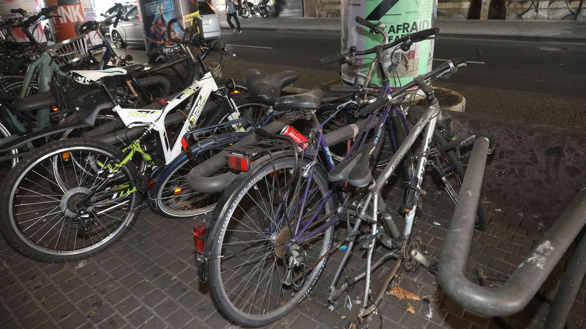 Kaputte Räder in verschmierten Fahrradständern.