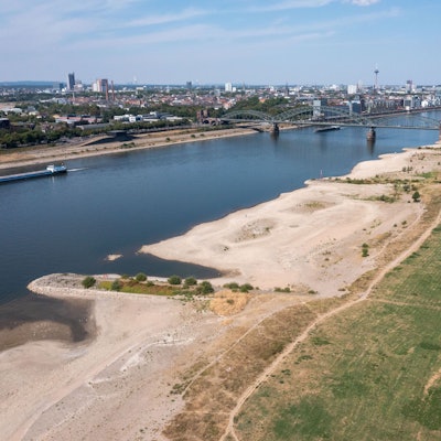 Extremes Niedrigwasser am Rhein im Sommer 2022