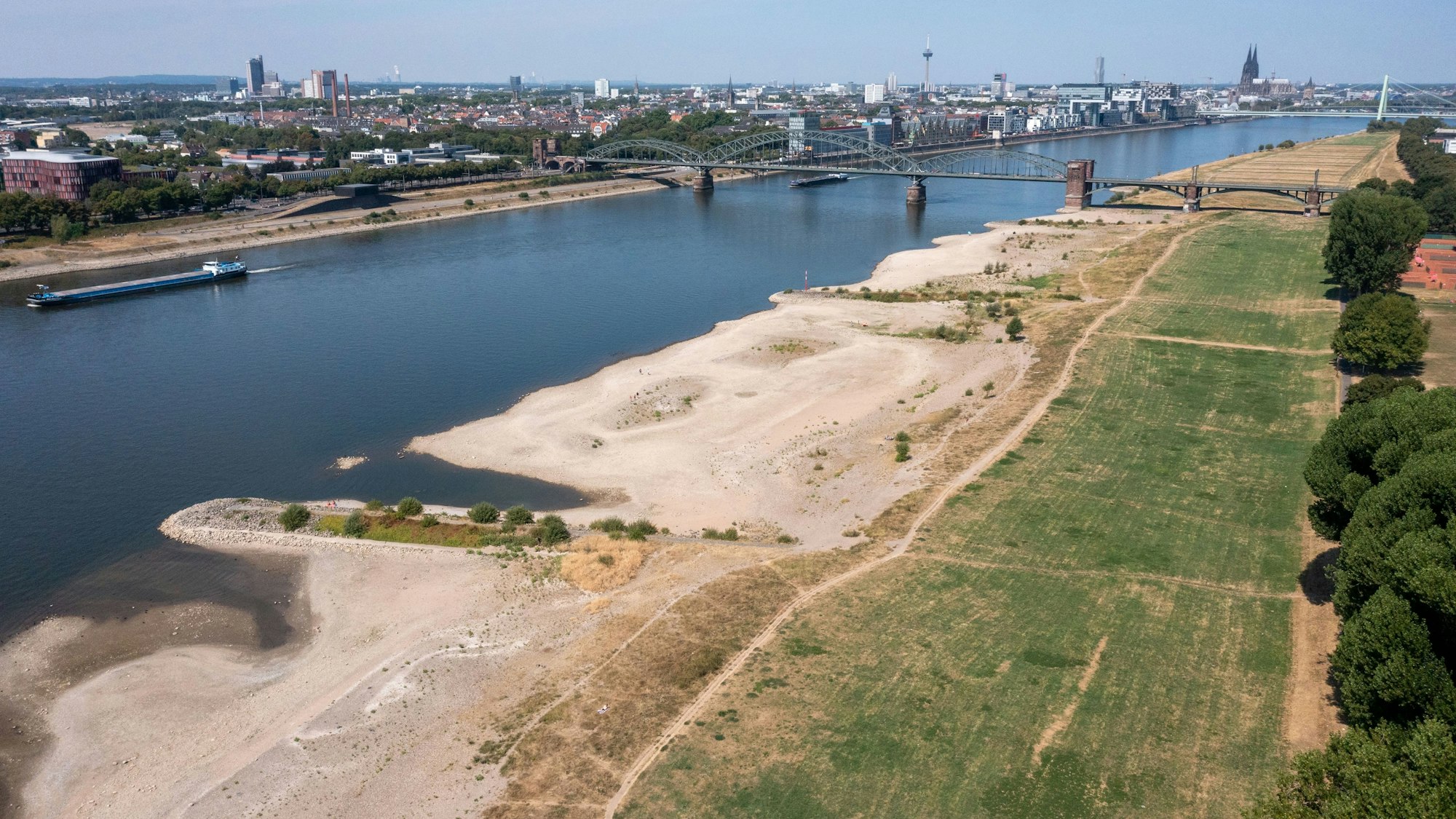 Extremes Niedrigwasser am Rhein im Sommer 2022