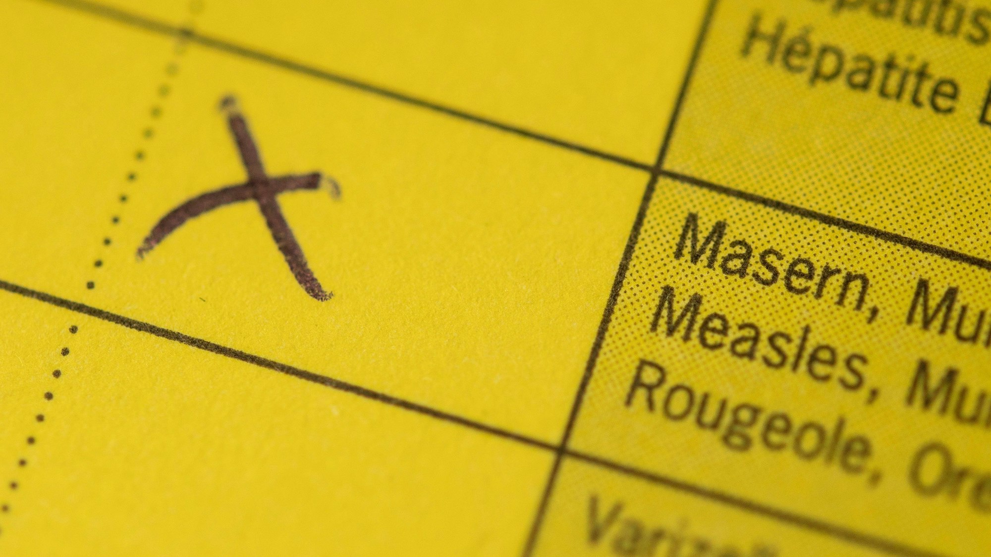 Das Bild zeigt einen Impfausweis, in dem die Masernimpfung angekreuzt ist.