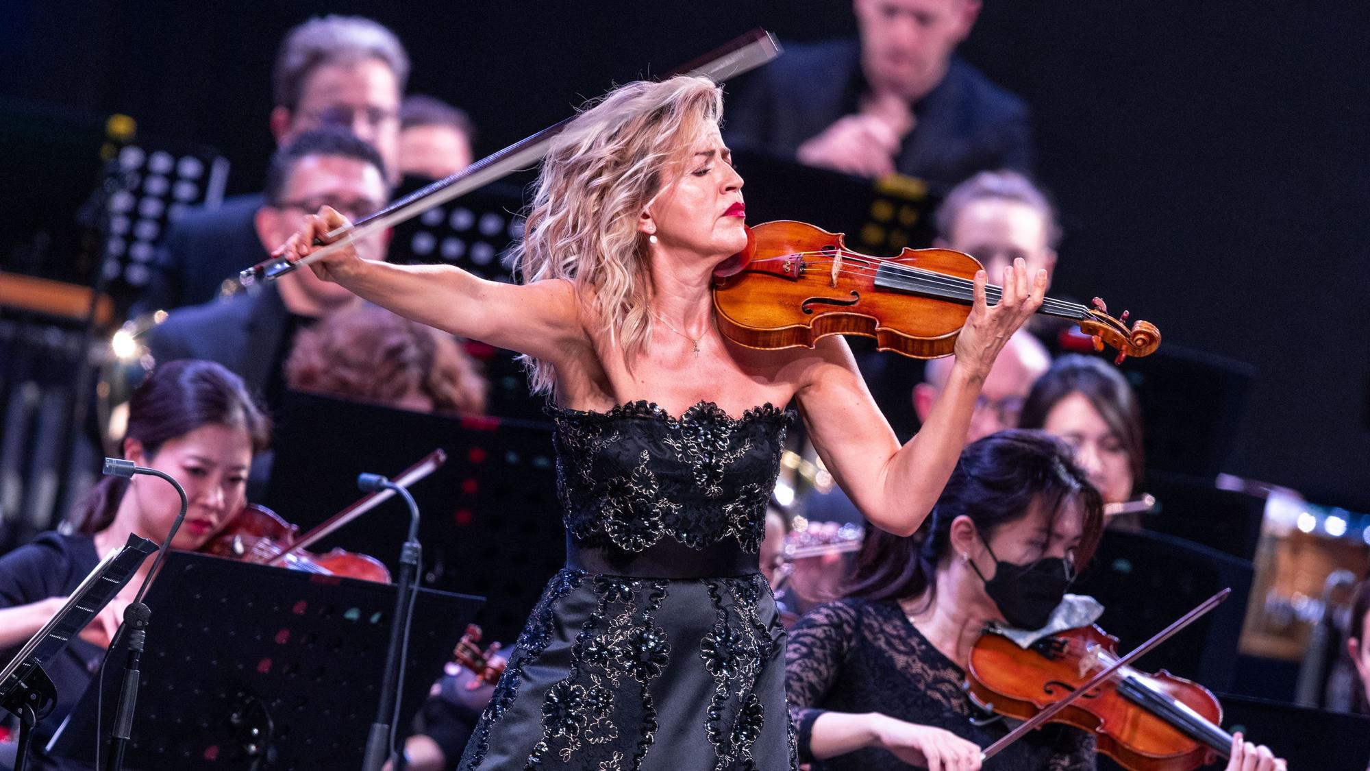 Eine Frau spielt Violine.
