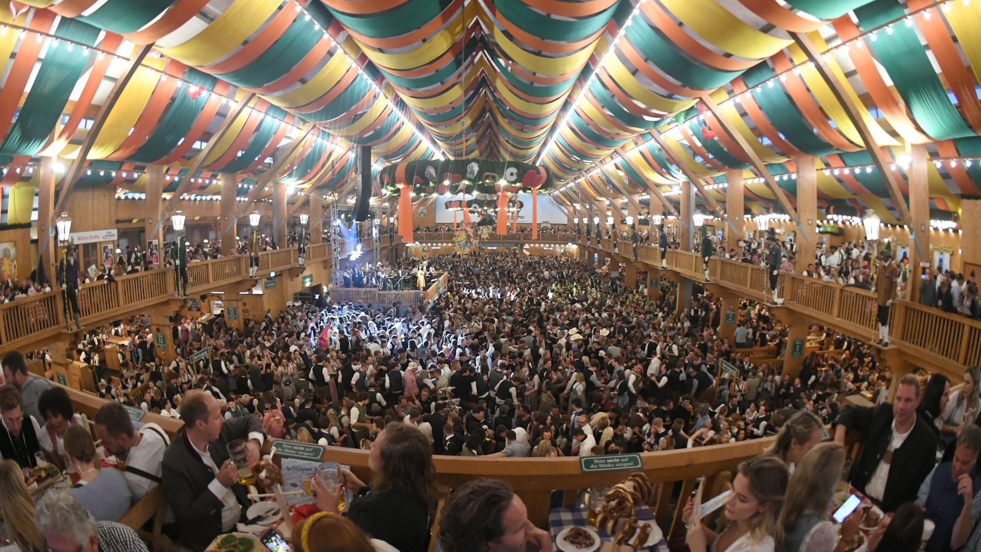 ARCHIV - 22.09.2023, Bayern, München: Gäste feiern 2023 im Schützenzelt. (zu dpa: «Verbraucherzentrale warnt vor Abzocke bei Wiesn-Tischen») Foto: Felix Hörhager/dpa +++ dpa-Bildfunk +++