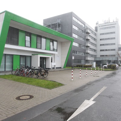 Ein modernes Krankenhausgebäude.