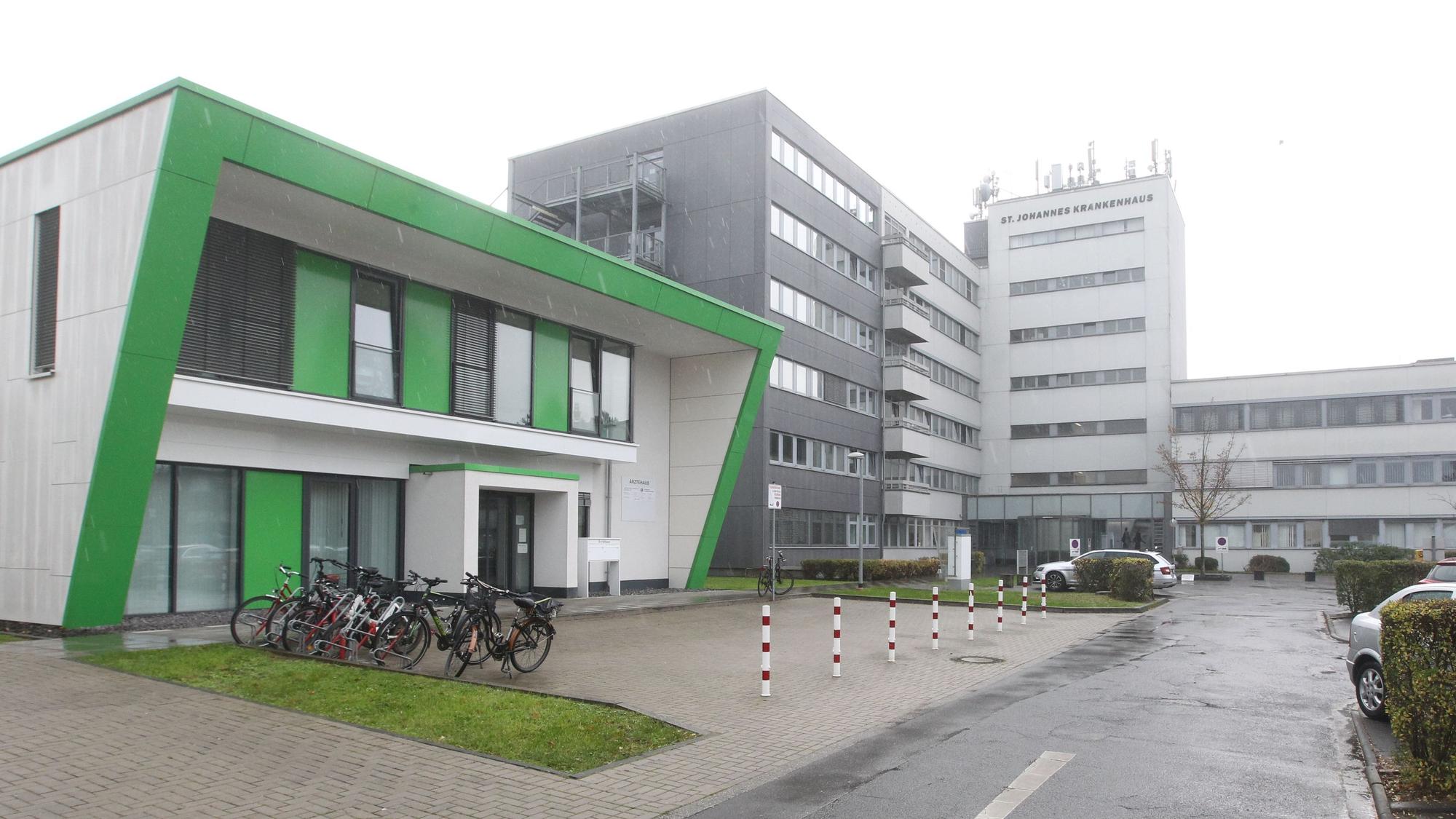 Ein modernes Krankenhausgebäude.