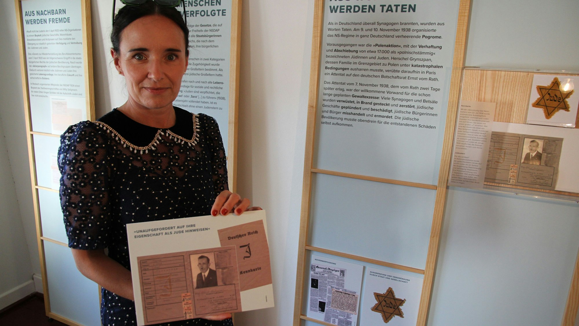 Eine Frau hält eine Informationstafel in den Händen