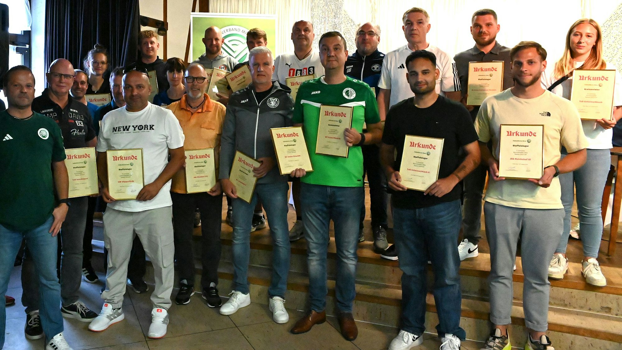 Die Vereinsvertreter haben sich zum Gruppenbild mit ihren Urkunden aufgestellt.