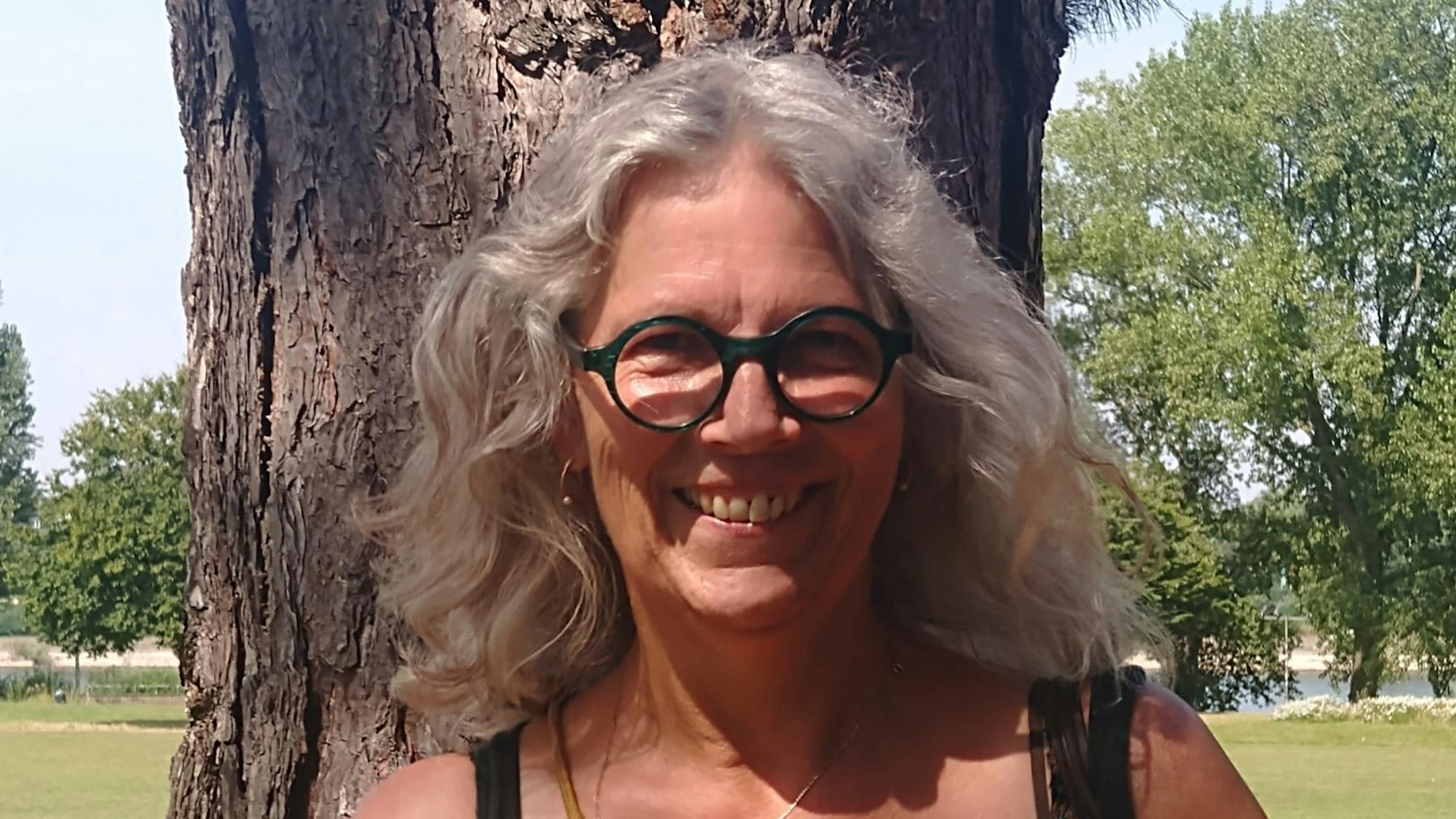 Heike Sperber, die Leiterin der Fachstelle Ehrenamt und Freiwilligendienste beim SKM Köln, hat lockige graue Haare und trägt eine runde schwarze Brille.