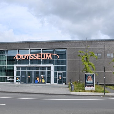 Das Bild zeigt die Vorderfront des Odysseums in Köln.