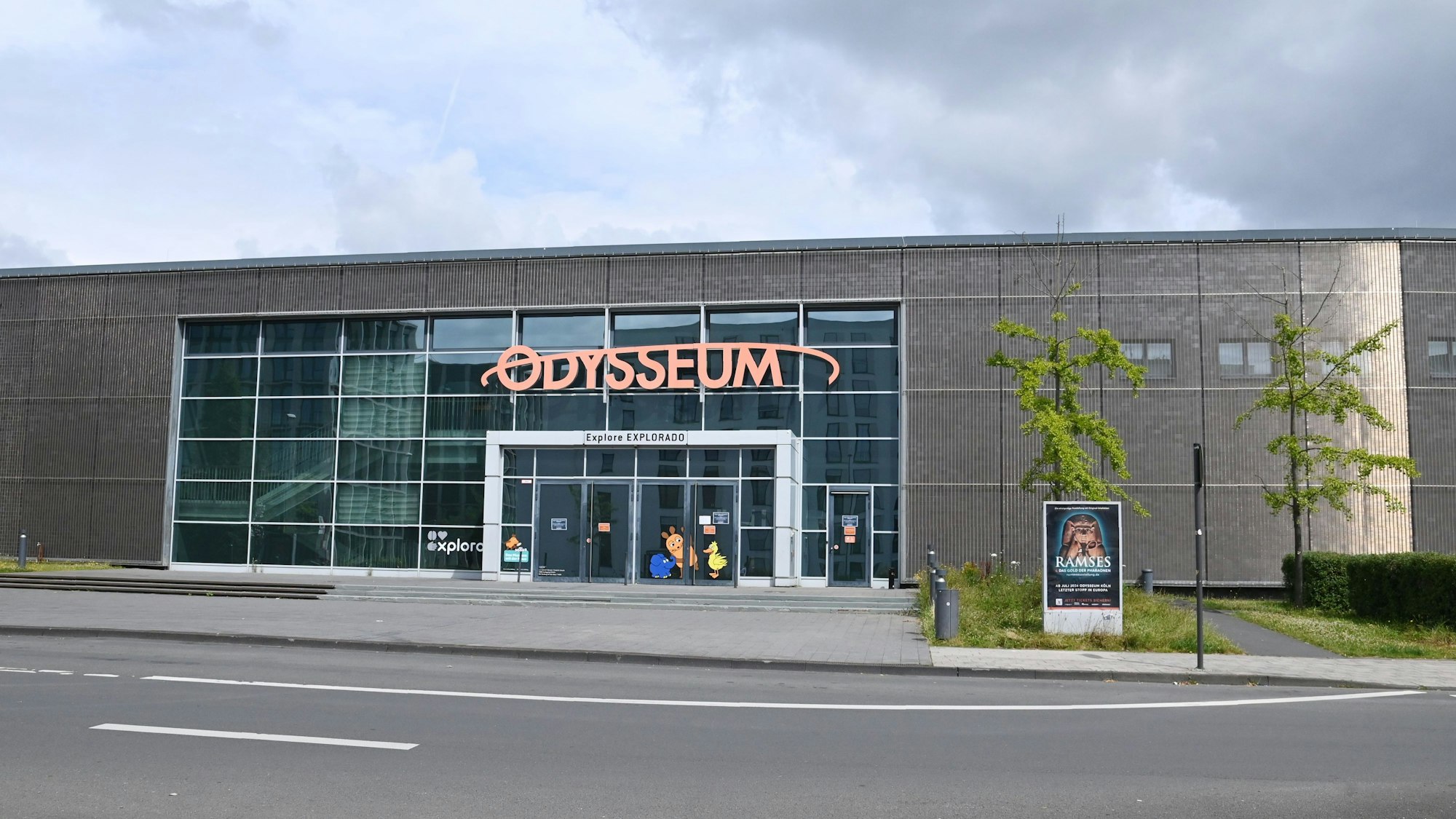 Das Bild zeigt die Vorderfront des Odysseums in Köln.