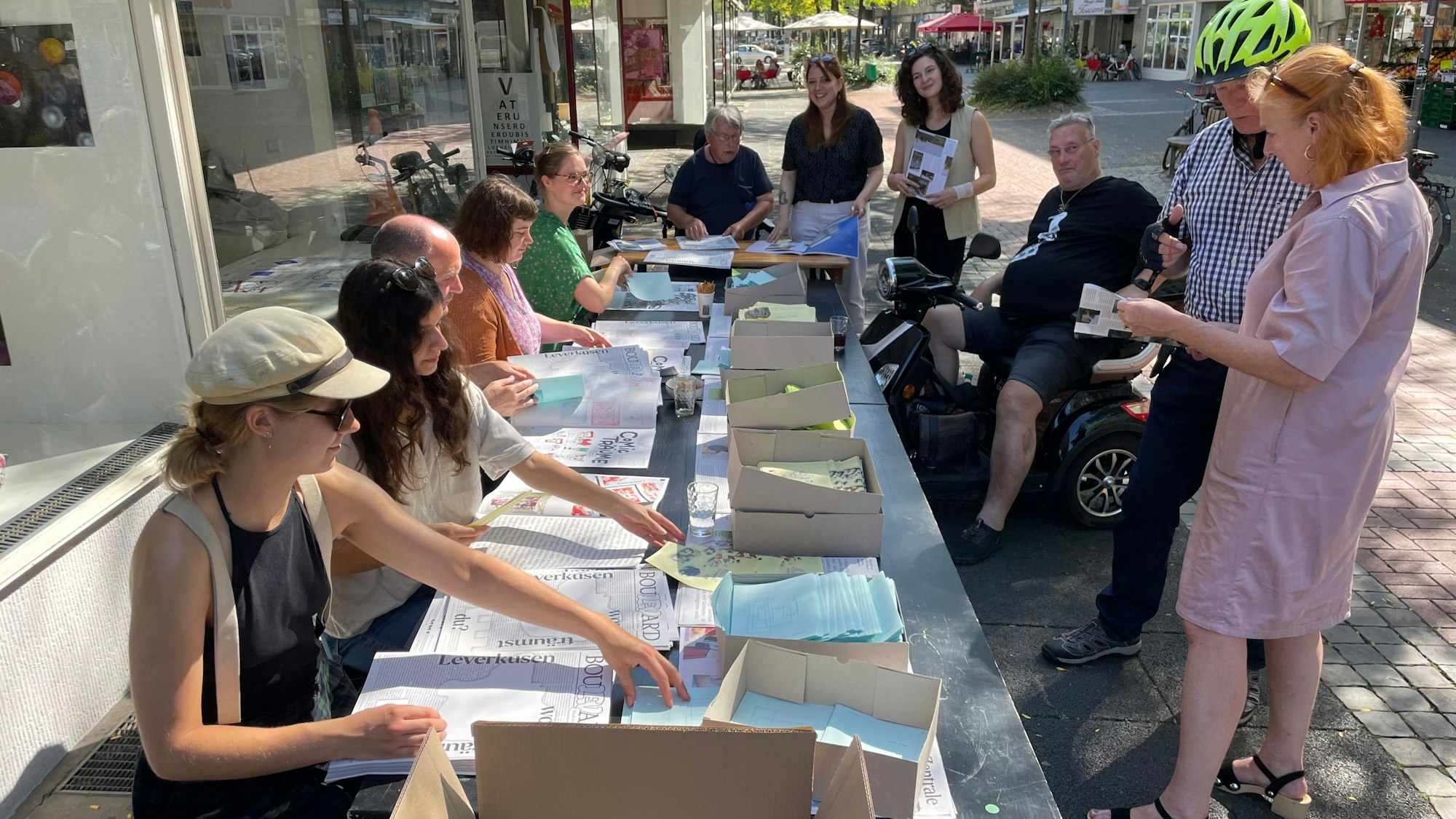 In der Breidenbachbachstraße wurden die letzten Zeitungen gefaltet, hinten: Theresa Herzog (2.v.l) und Sonja Tucinskij (r.).