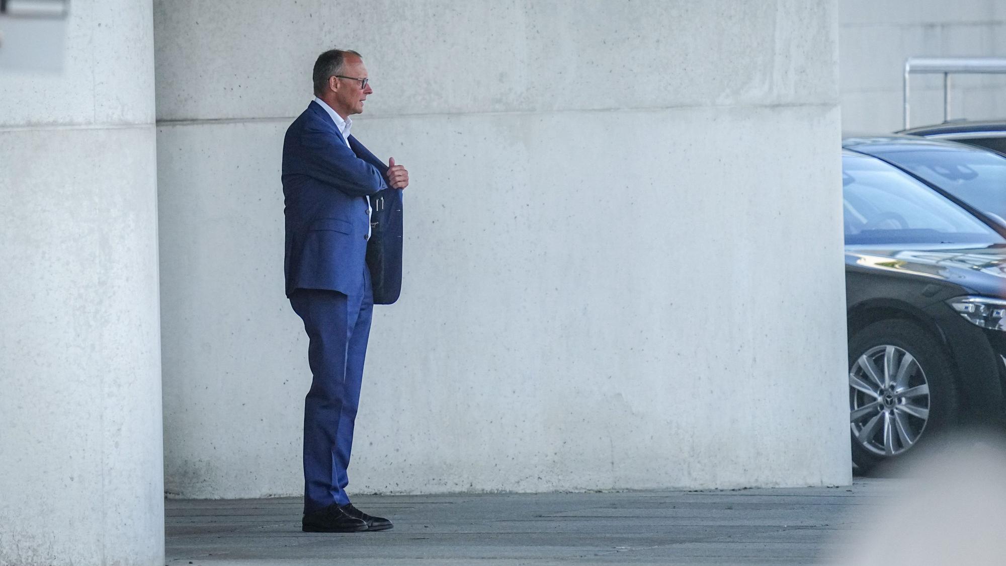 27.08.2024, Berlin: Friedrich Merz (CDU), CDU-Bundesvorsitzender und Unionsfraktionsvorsitzender, kommt nach einem Gespräch mit dem Bundeskanzler aus dem Bundeskanzleramt. Foto: Kay Nietfeld/dpa +++ dpa-Bildfunk +++