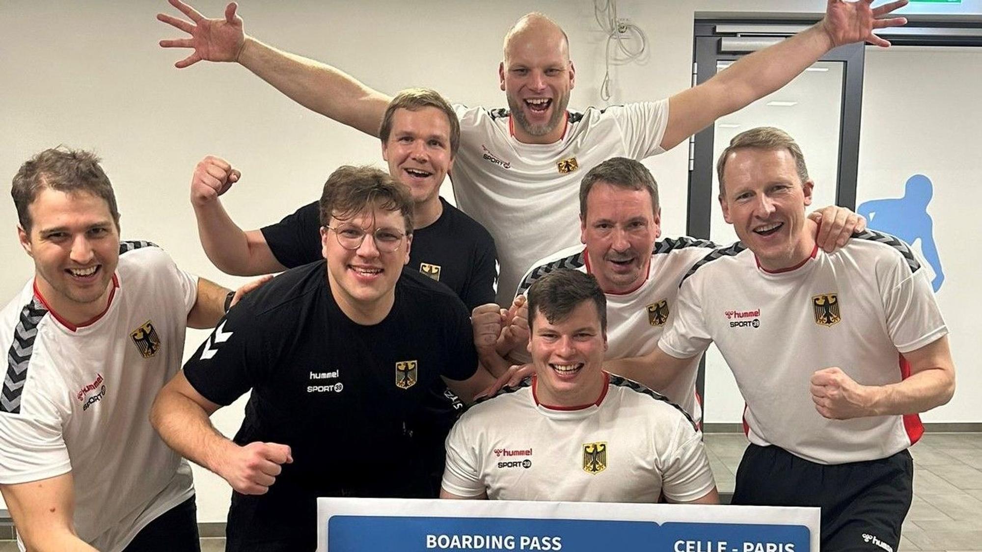 Leverkusen: Gleich sieben Sitzfußballer vom TSV Bayer 04 Leverkusen spielen in der deutschen Mannschaft bei den Paralympics in Paris. Mit dabei sind (v. l.): Magnus Fischer, Mathis Tigler, Stefan Hähnlein, Dominik Albrecht, Lukas Schiwy, Jürgen Schrapp, Thomas Renger