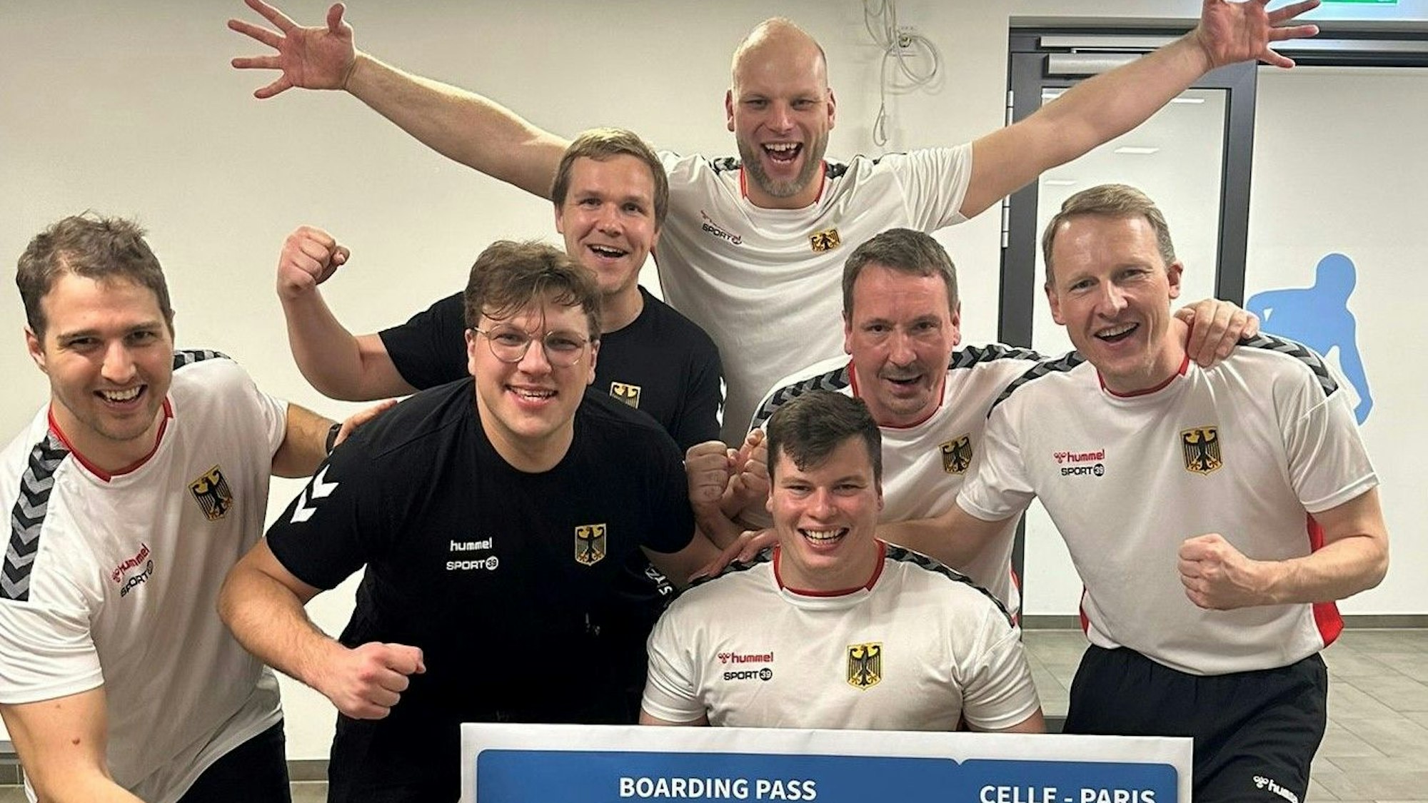 Leverkusen: Gleich sieben Sitzfußballer vom TSV Bayer 04 Leverkusen spielen in der deutschen Mannschaft bei den Paralympics in Paris. Mit dabei sind (v. l.): Magnus Fischer, Mathis Tigler, Stefan Hähnlein, Dominik Albrecht, Lukas Schiwy, Jürgen Schrapp, Thomas Renger