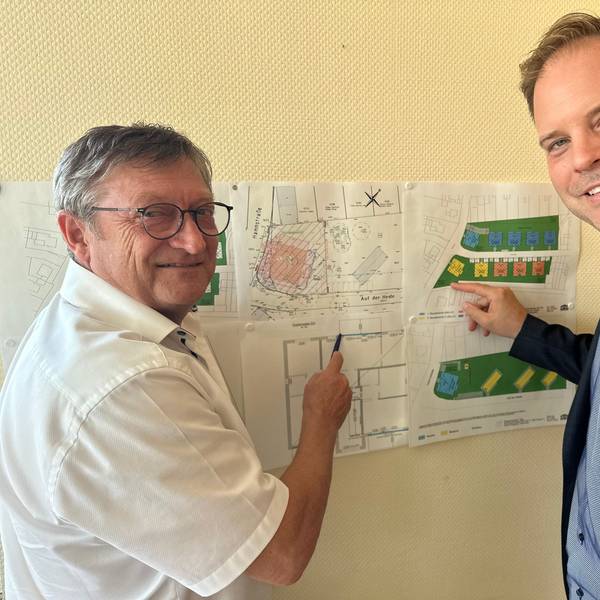 GWG Rhein-Sieg-Kreis, Prokurist Siegfried Ortner (l.) und Geschäftsführer Thomas Kemmann vor den Plänen zum Bauprojekt an der Hammstraße/Auf der Heide in Sankt Augustin.