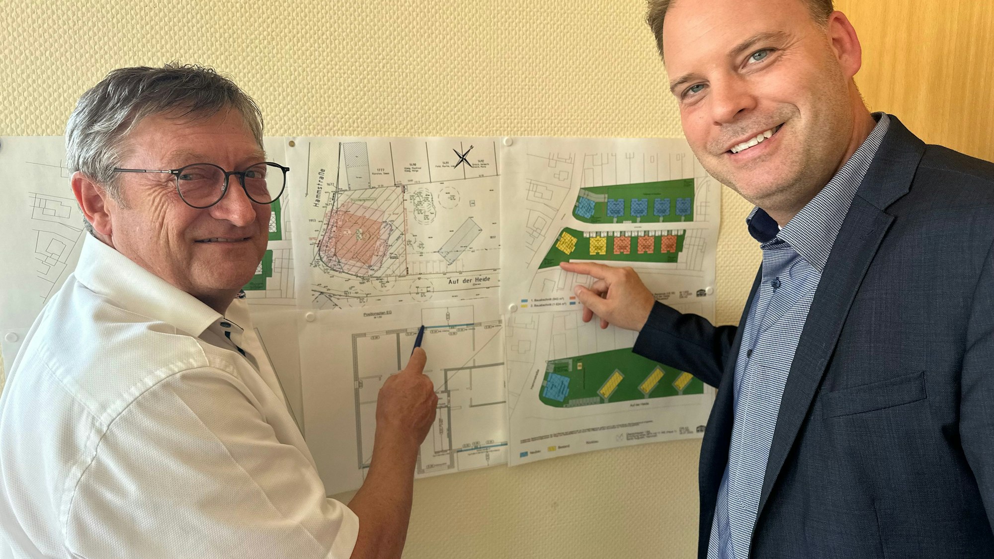 GWG Rhein-Sieg-Kreis, Prokurist Siegfried Ortner (l.) und Geschäftsführer Thomas Kemmann vor den Plänen zum Bauprojekt an der Hammstraße/Auf der Heide in Sankt Augustin.