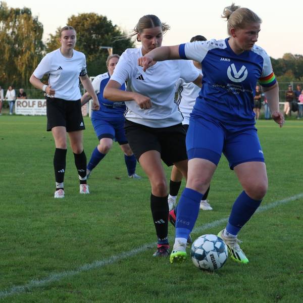 Erfthöhens Spielerin schirmt den Ball gegen eine Kommerner Gegenspielerin ab. Der Schiedsrichter schaut ganz genau hin, ob alles mit rechten Dingen zugeht.