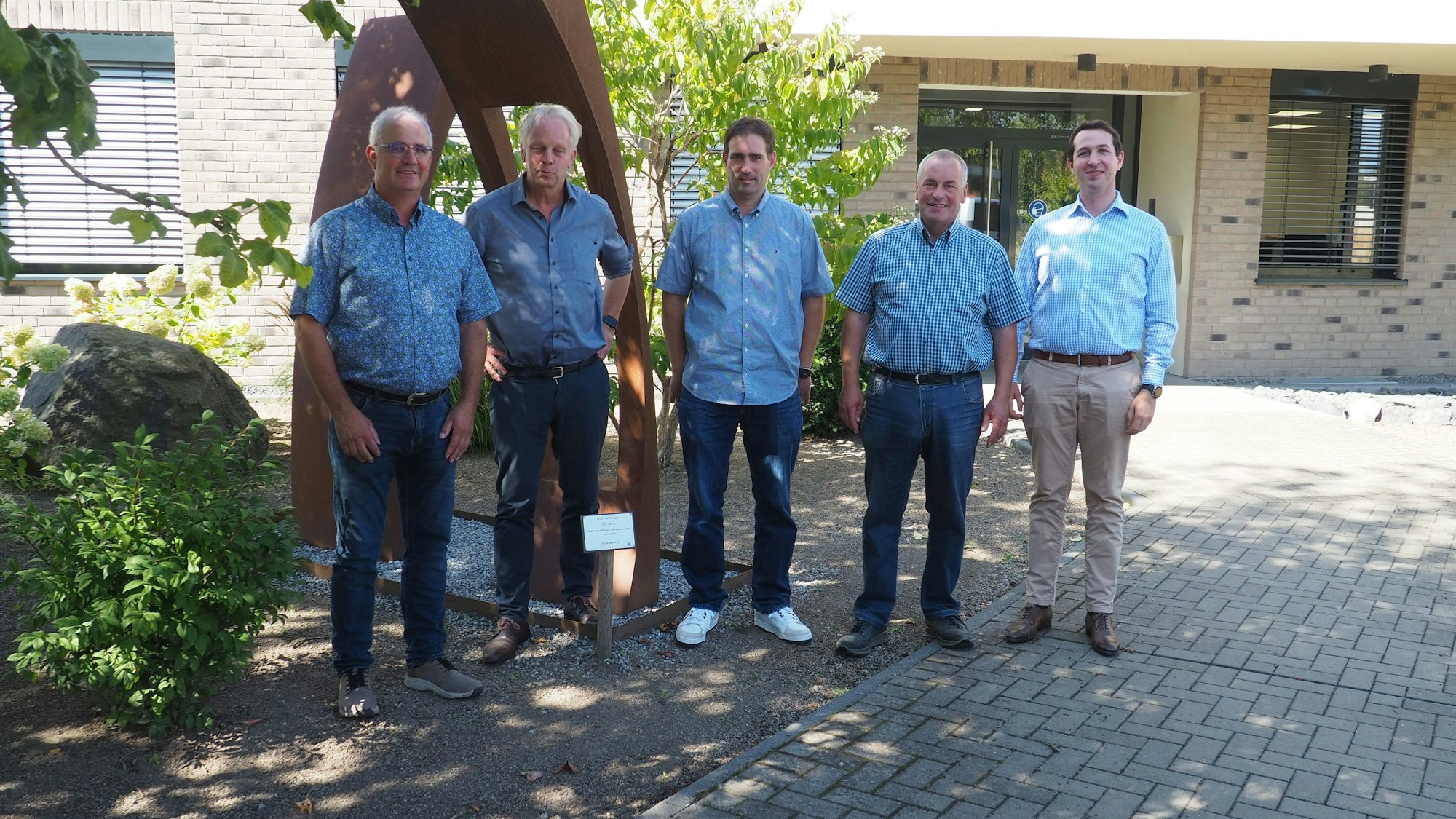 Helmut Dahmen, Heinrich Weidenfeld, Martin Böhling, Stefan Hermeling und Martin Spiegelhalter stehen vor dem Haus der Landwirtschaft.