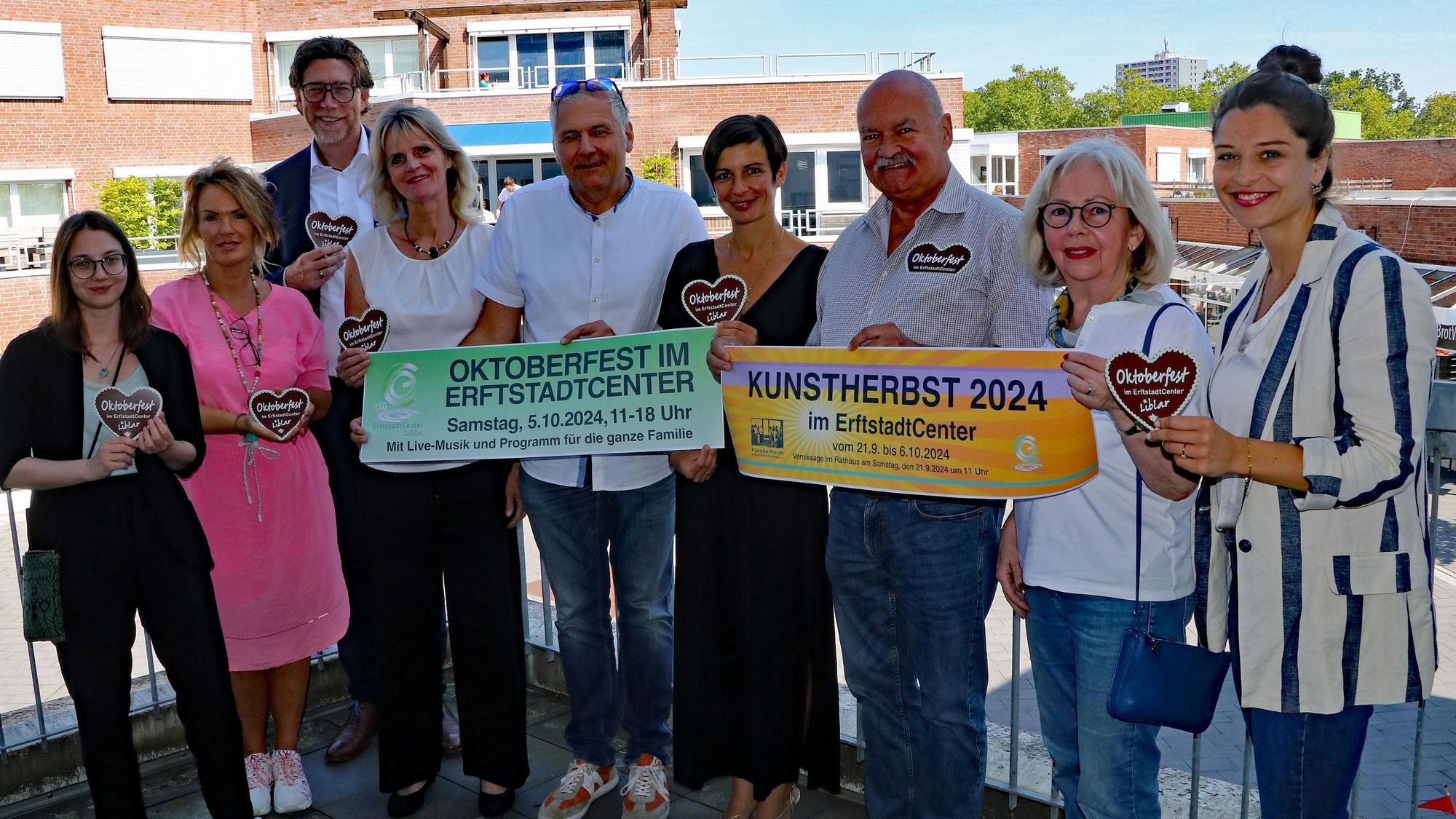 Auf dem Bild sind die Veranstalter und Sponsoren des Oktoberfestes zu sehen