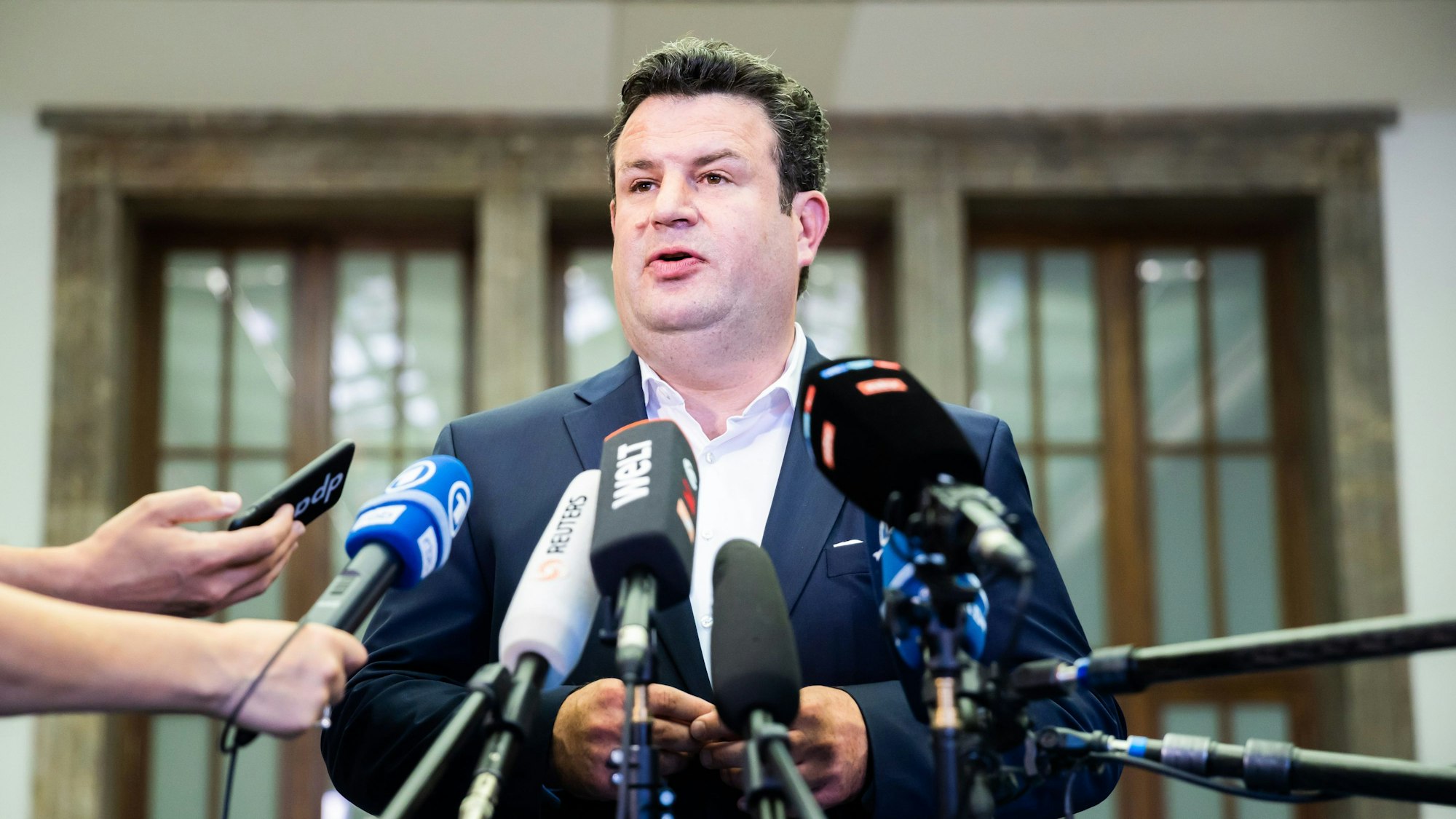 Für Personen nach Erreichen der Regelaltersgrenze solle ein finanzieller Anreiz geschaffen werden, so das Ministerium von Ressortchef Hubertus Heil (SPD). (Archivbild)