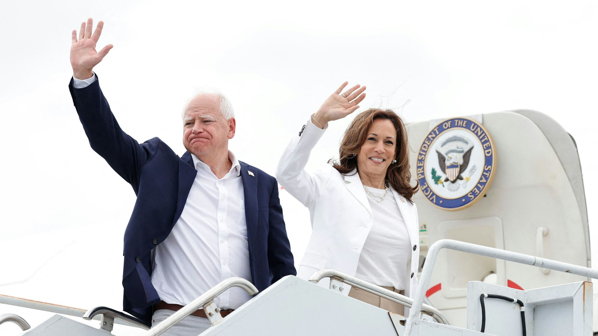 Das Interview soll bei CNN ab 21 Uhr US-Zeit (3 Uhr am deutschen Freitagmorgen) ausgestrahlt werden. Kamala Harris (r) und Tim Walz treten gemeinsam auf. (Archivbild)