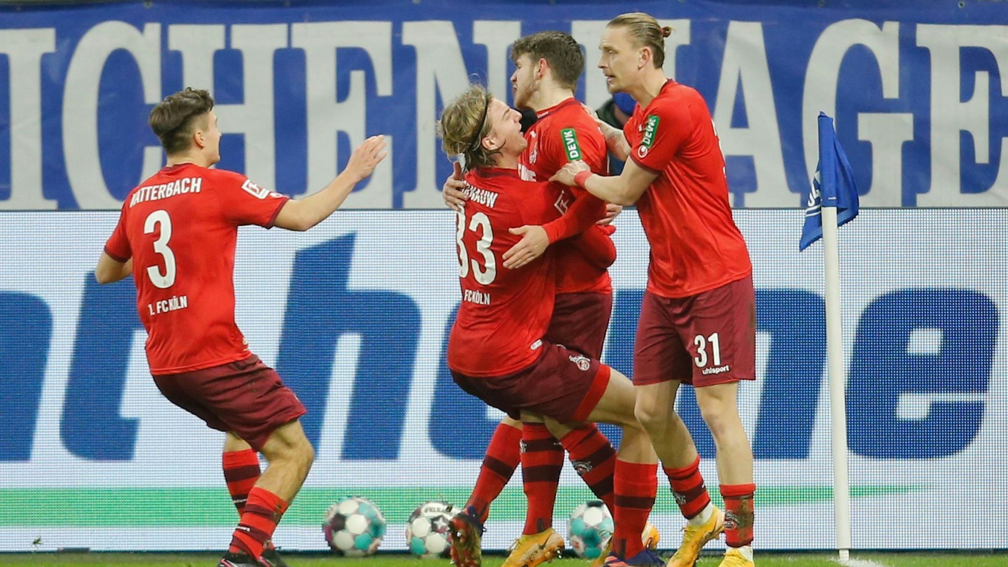 Kölns Jan Thielmann (2.v.r.) wird am 20. Januar 2021 nach seinem Siegtor zum 2:1 bei Schalke 04 von Noah Katterbach (v.l.) Sebastiaan Bornauw und Marius Wolf gefeiert.