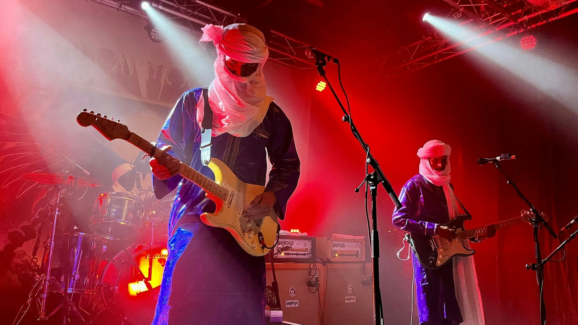 Der nigrische Gitarrist Mdou Moctar trägt auf der Bühne des Kölner Gebäudes 9 die Tagelmust genannte Turban-Gesichtsschleier-Kombination der Tuareg.