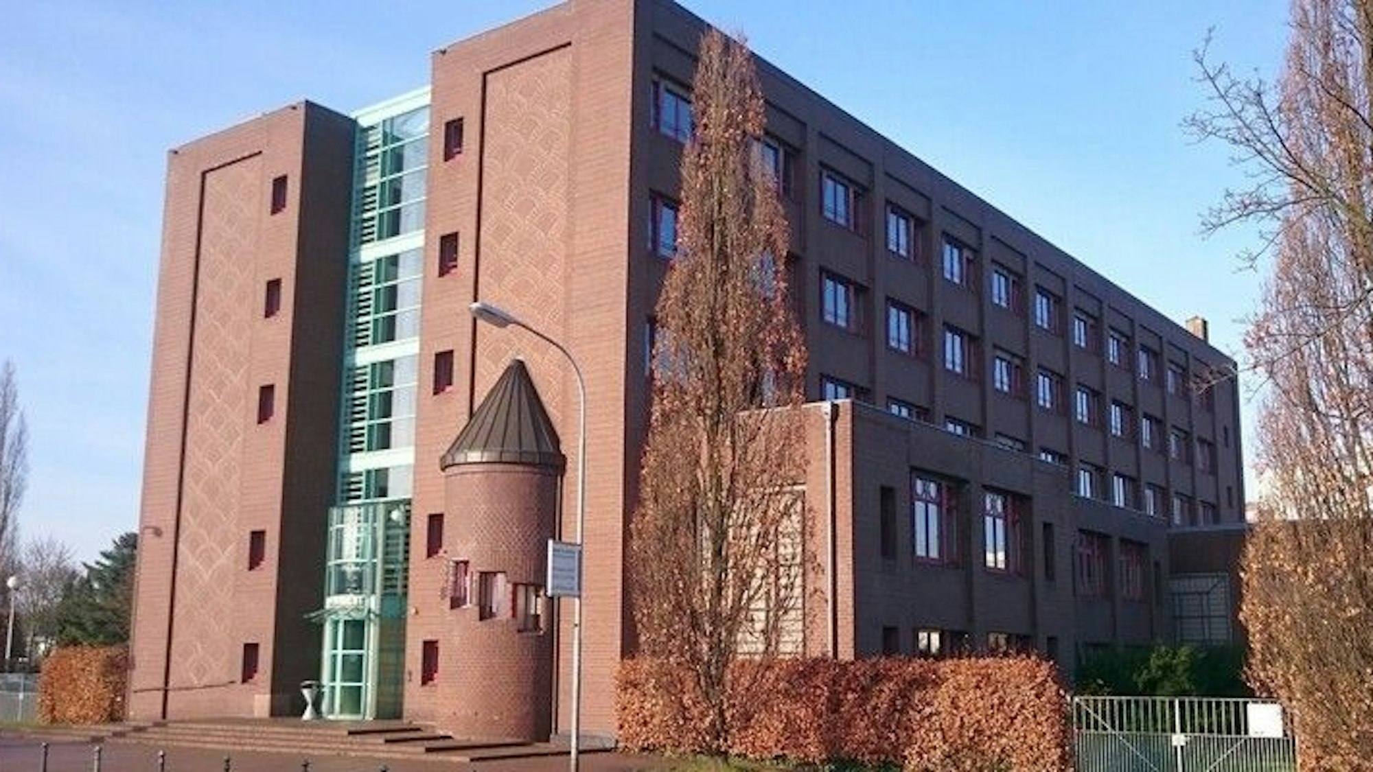 Auf dem Foto ist das Amtsgericht Kerpen von außen zu sehen.
