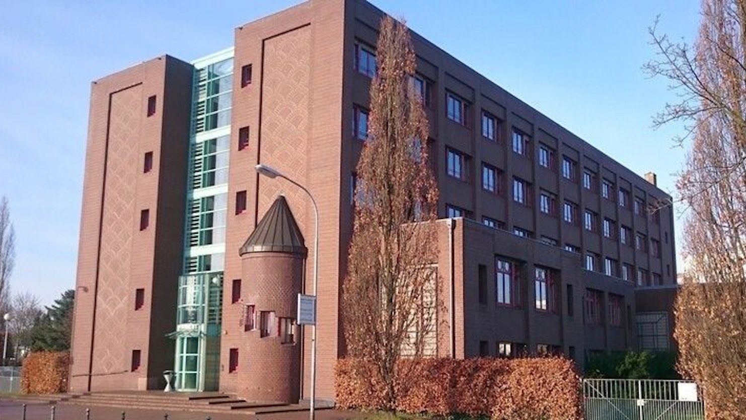 Auf dem Foto ist das Amtsgericht Kerpen von außen zu sehen.