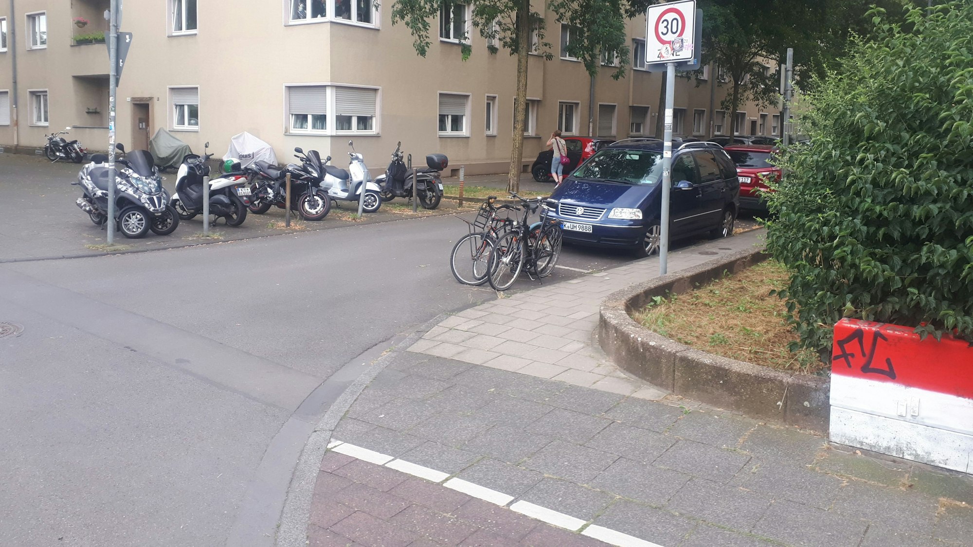 Zu sehen ist die Einmündung Barbarastraße / Sprengelstraße in Köln-Riehl.
