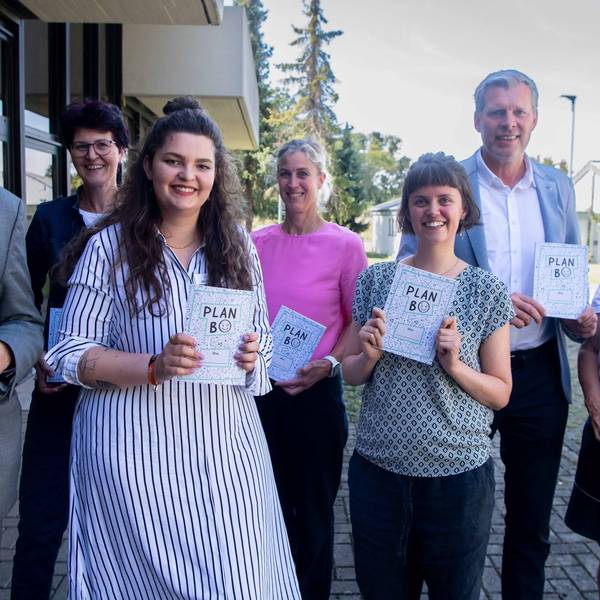 Das Bild zeigt die Protagonisten des Plan BO vor der Kreisverwaltung in Euskirchen.