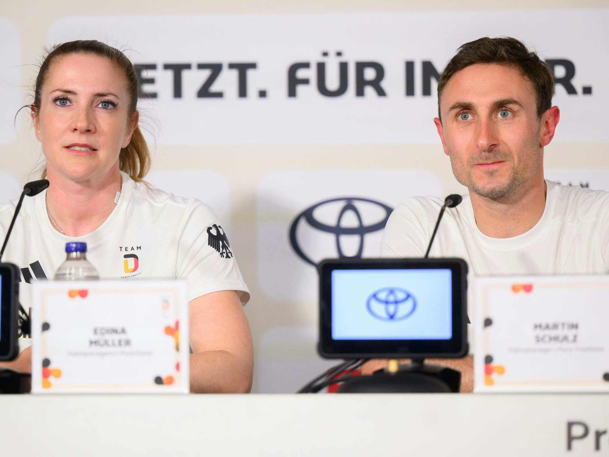 Die beiden deutschen Fahnenträger für die Eröffnungsfeier, Edina Müller (Kanu) und Martin Schulz (Triathlon) sprechen bei der Pressekonferenz vom Team Deutschland.