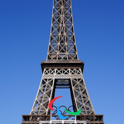 Das Agitos-Logo ist im Vorfeld der Paralympischen Sommerspiele 2024 unterhalb des Eiffelturms zu sehen.